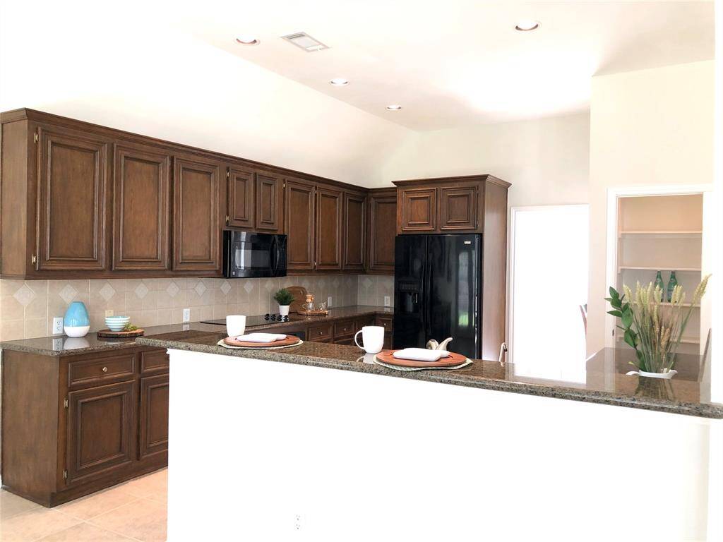 A nice kitchen with plenty of cabinets!