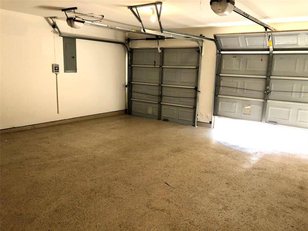 Garage for 2 cars and epoxy flooring. Sprinkler system!!