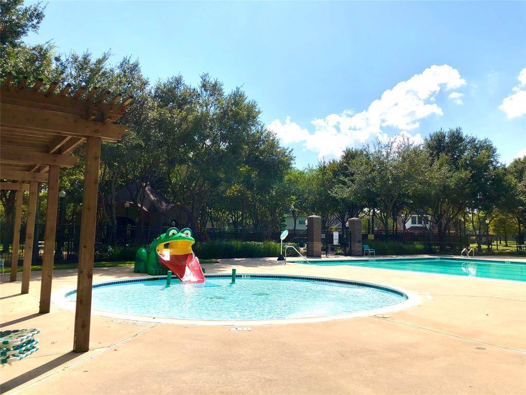 This community pool is on walking distance from the home.