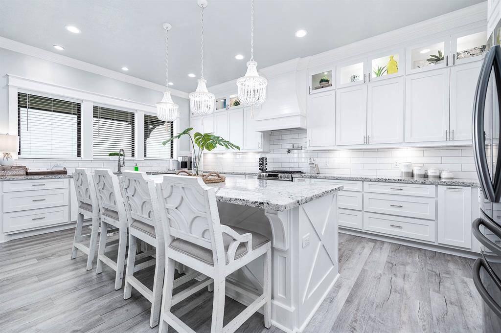 Dream kitchen with plenty of cabinets, breakfast bar seating, under cabinet lighting and more!