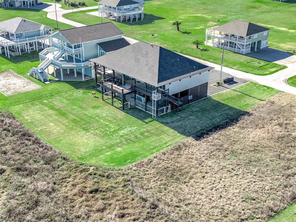 Large lot and no neighbors to the one side.