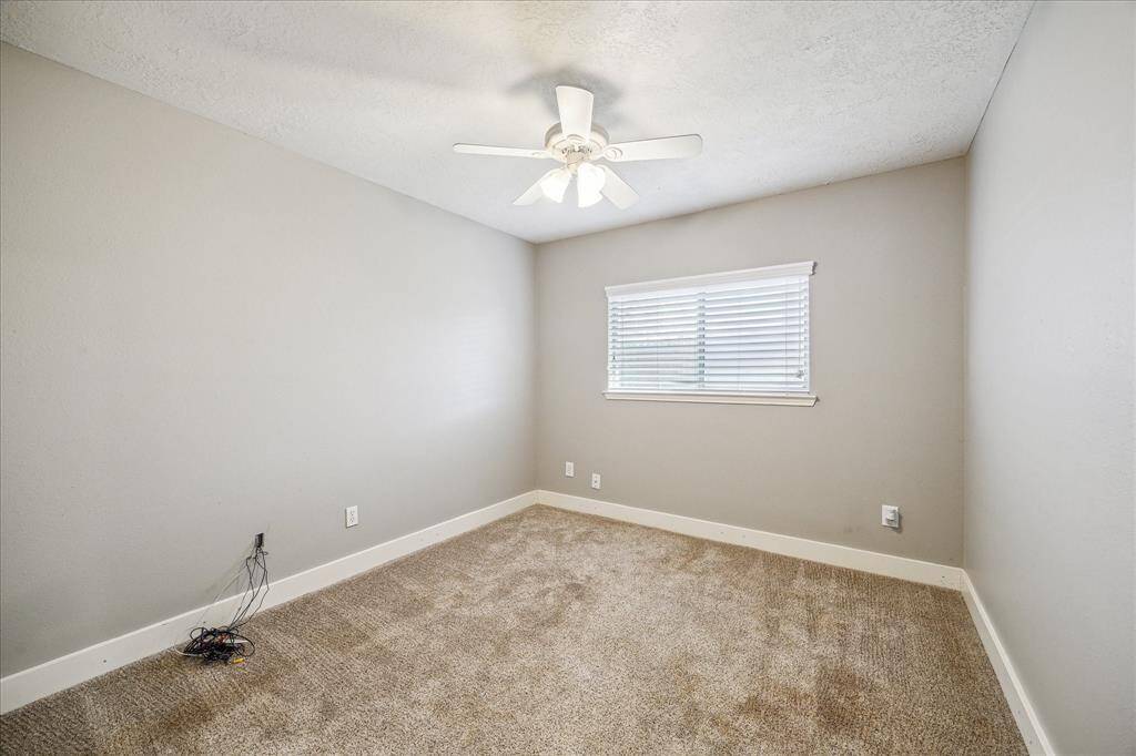 This light-filled secondary bedroom offers a peaceful atmosphere, ideal for guests or as a private retreat. Spacious and well-appointed, it's ready to accommodate all your needs.