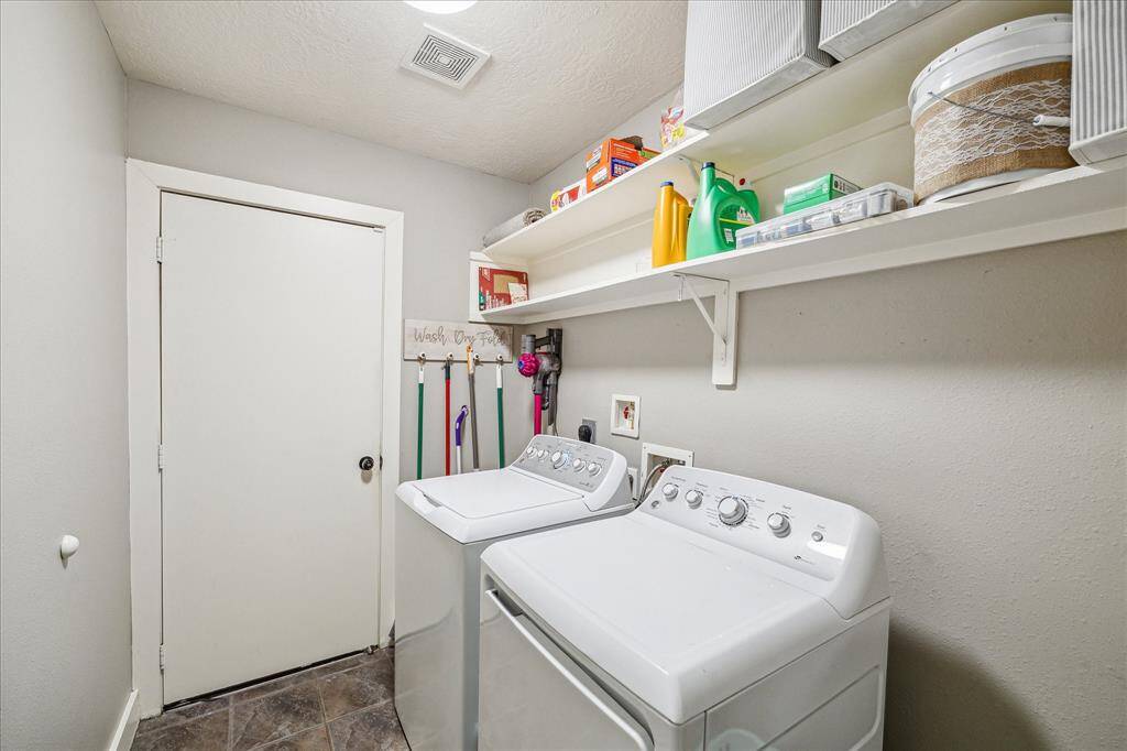 This well-designed utility room provides easy access to laundry and storage needs. With plenty of shelving it’s ideal for organizing cleaning supplies, linens, and more.
