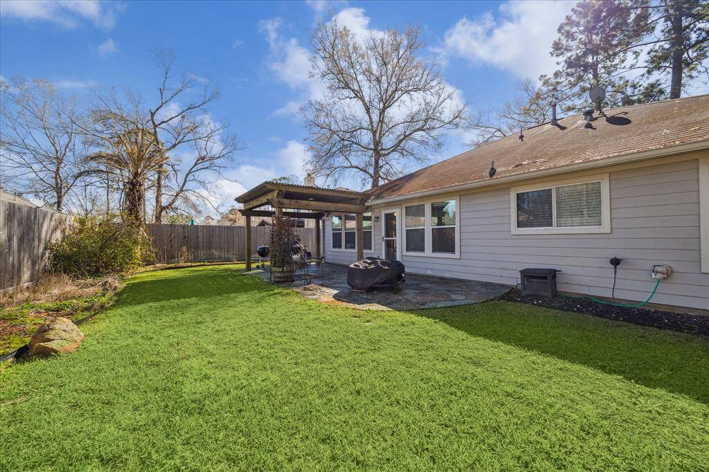 This fully fenced-in backyard offers a secure space for pets and children to play freely. With plenty of room for outdoor activities, gardening, or entertaining, it’s the perfect place to unwind or host gatherings.