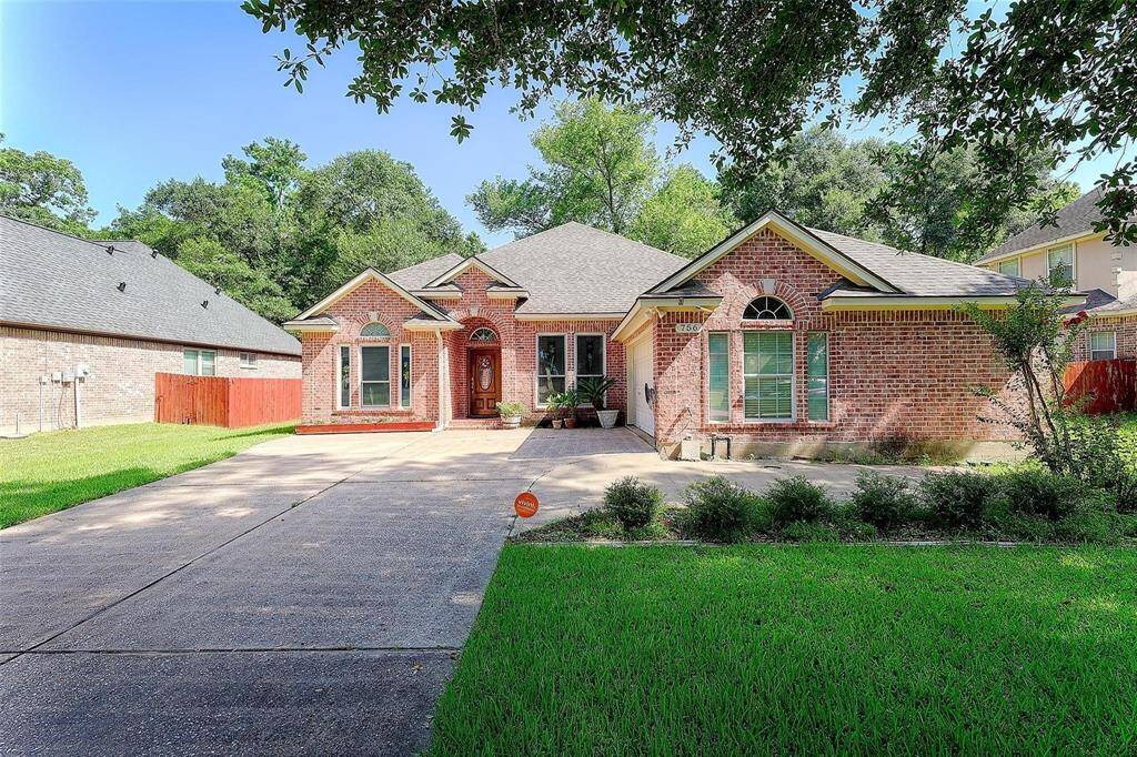 Lovely home in the community of River Plantation. With easy access to I-45 and near restaurants, medical facilities and shopping, this home is close to all of the amenities and conveniences of Conroe and The Woodlands.