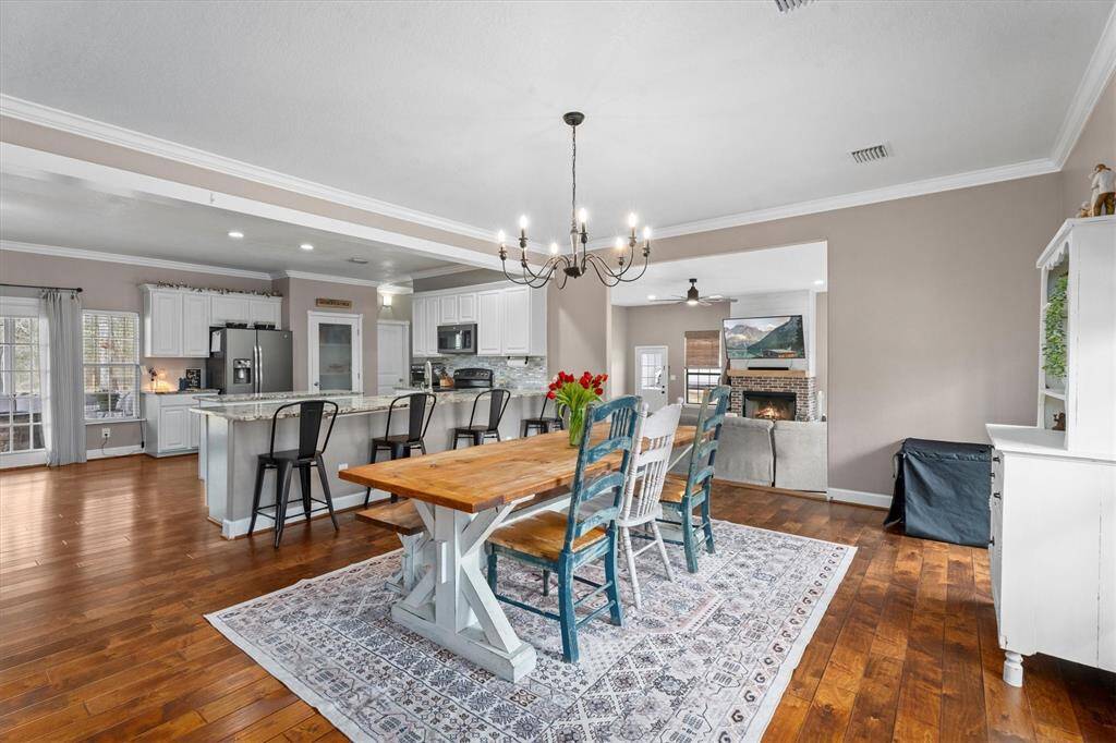 Open concept from kitchen to dinging room