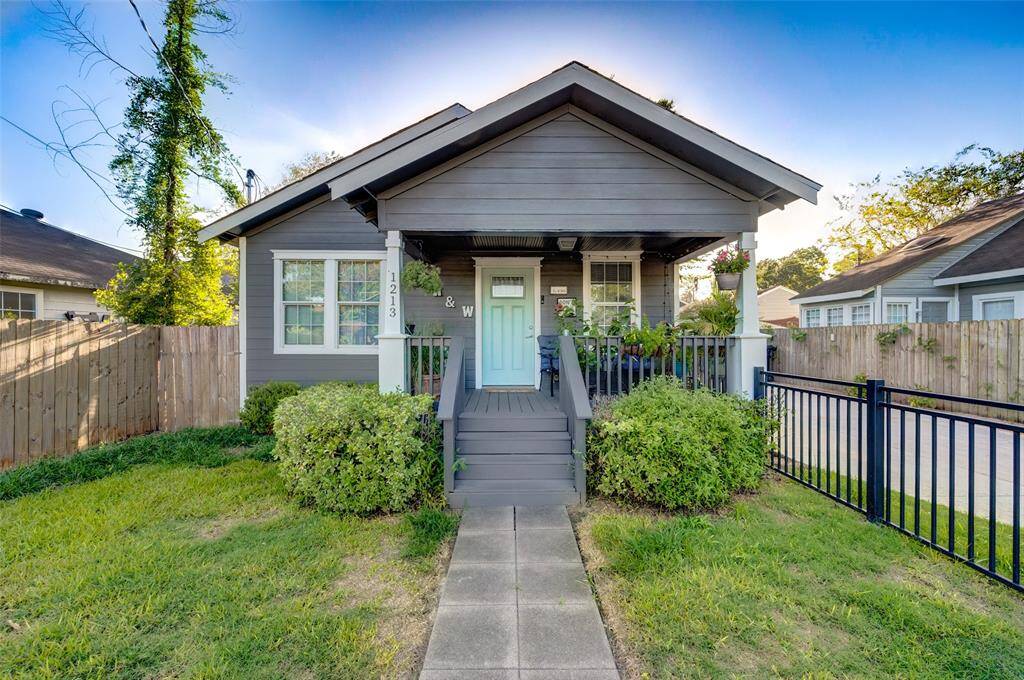 Make this super cute house yours today!