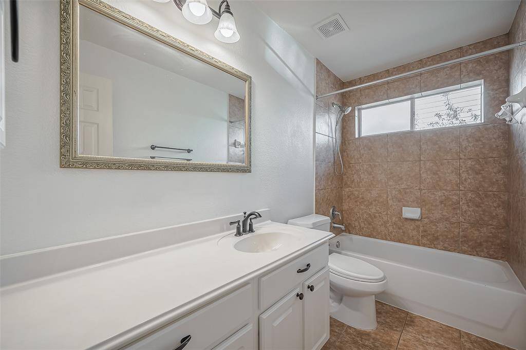Full bathroom situated between the three bedrooms