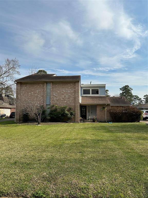 Beautiful home 4/2/1/ 2 car deattached garage.