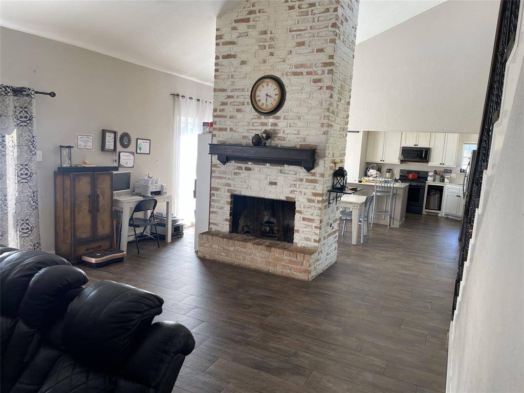 Nice tile floors downstairs.