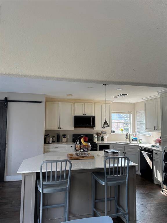 Granite counter tops, large breakfast area.