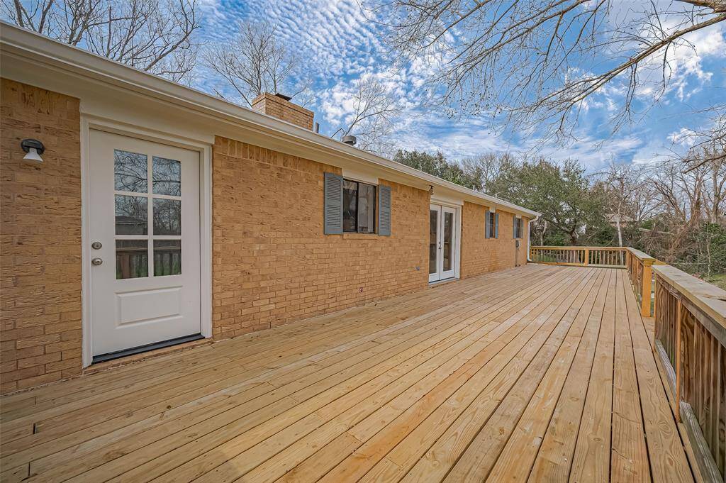 Enjoy easy outdoor access and added convenience by utilizing the exterior door from the utility room.