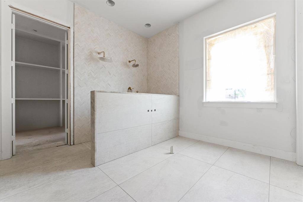 Another view of the large bathroom.
