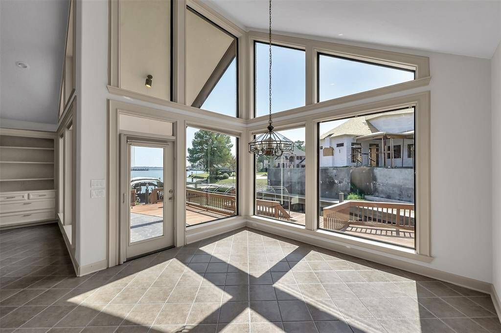 Dining Area with view of Lake