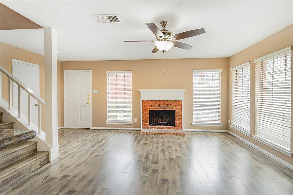 A cozy Townhome with Fireplace