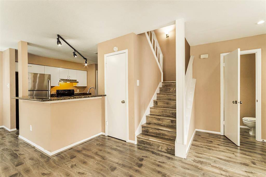 Open view from the living room to the breakfast area and Kitchen area.