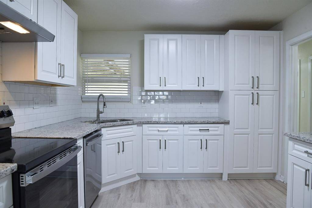 Beautifully updated Kitchen with grainte countertops!
