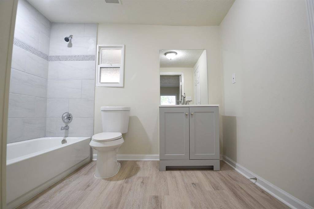 Primary en-suite bathroom