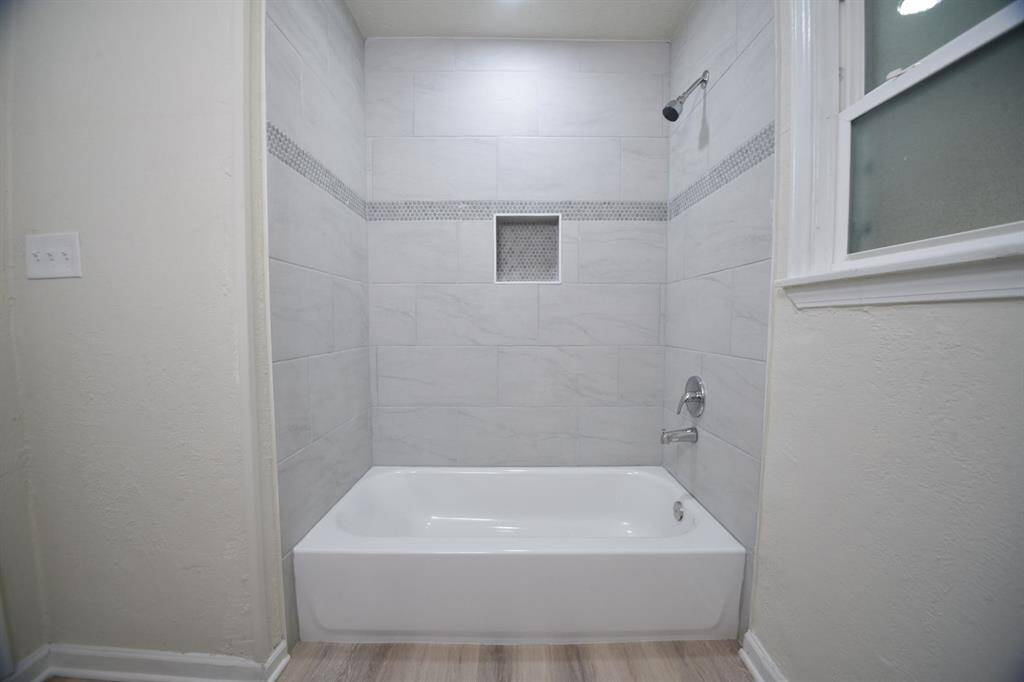 Full Sized Hallway Bathroom tub/shower