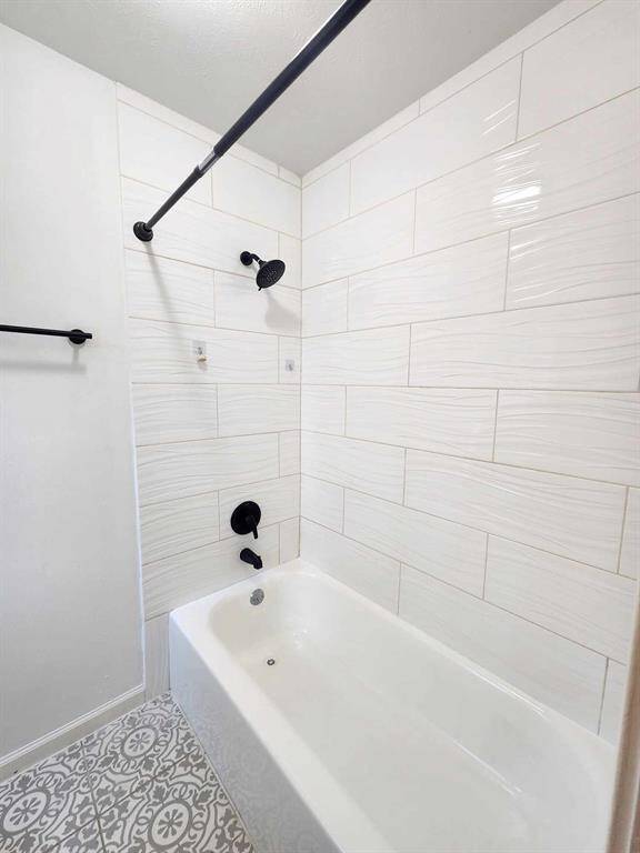Tub/shower combo in Primary Bedroom