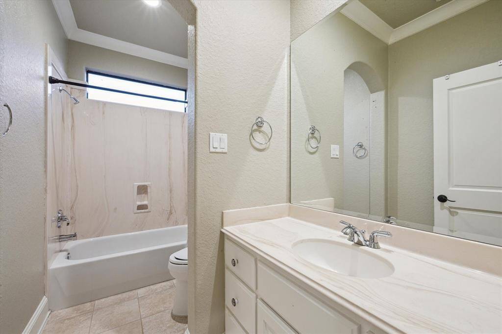 FULL BATHROOM OFF OF THE FOURTH BEDROOM.