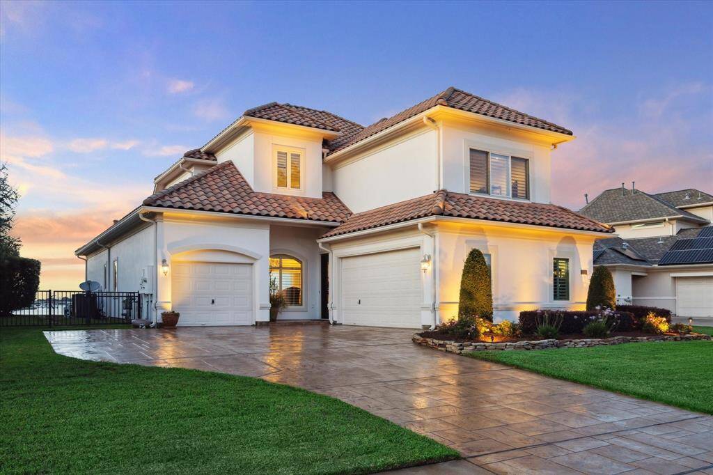 3005 S ISLAND ALSO FEATURES A SOUGHT AFTER, TRUE 3 CAR GARAGE WITH EXPANDED DRIVEWAY.