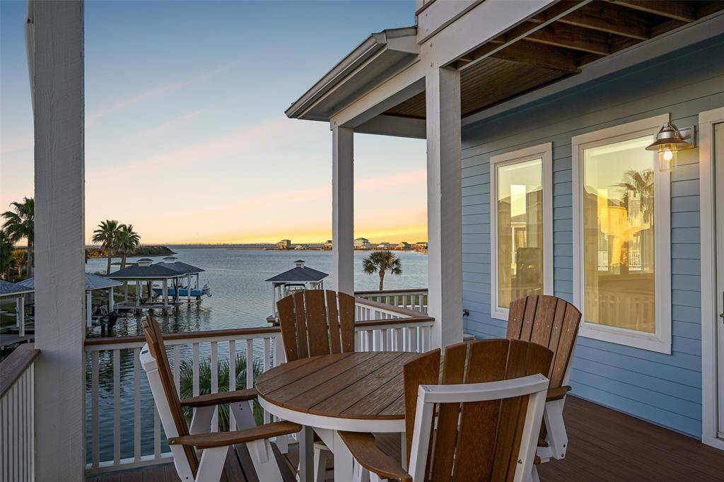 Located near the end of the canal provides stunning water views