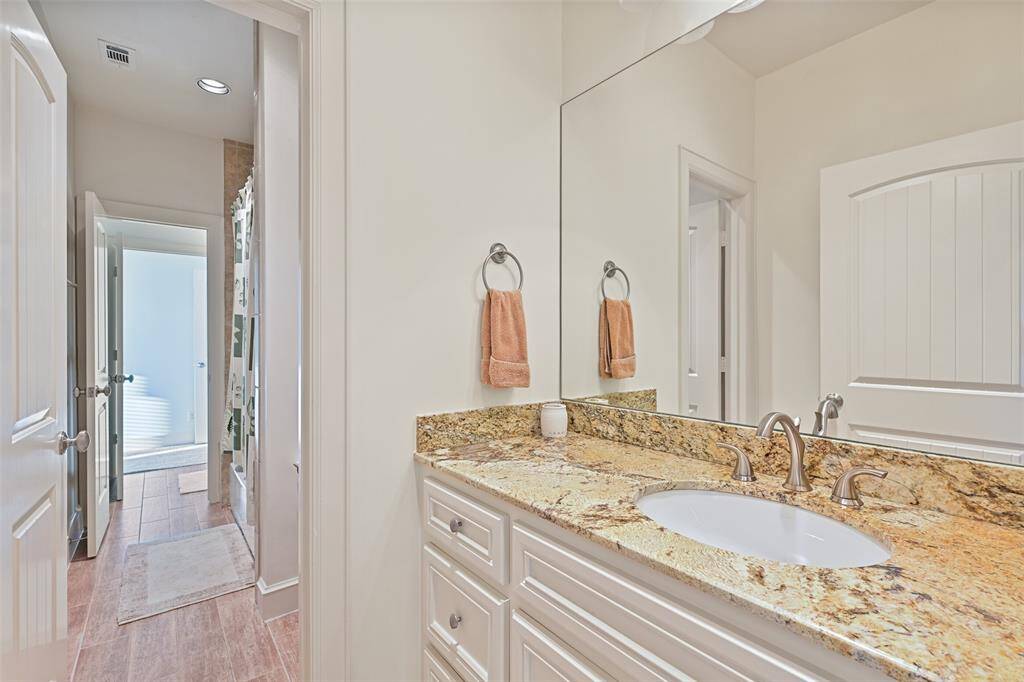 Jack N Jill bathroom in between two guest bedrooms