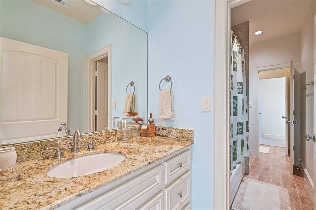 Jack N Jill bathroom with tub/shower combo