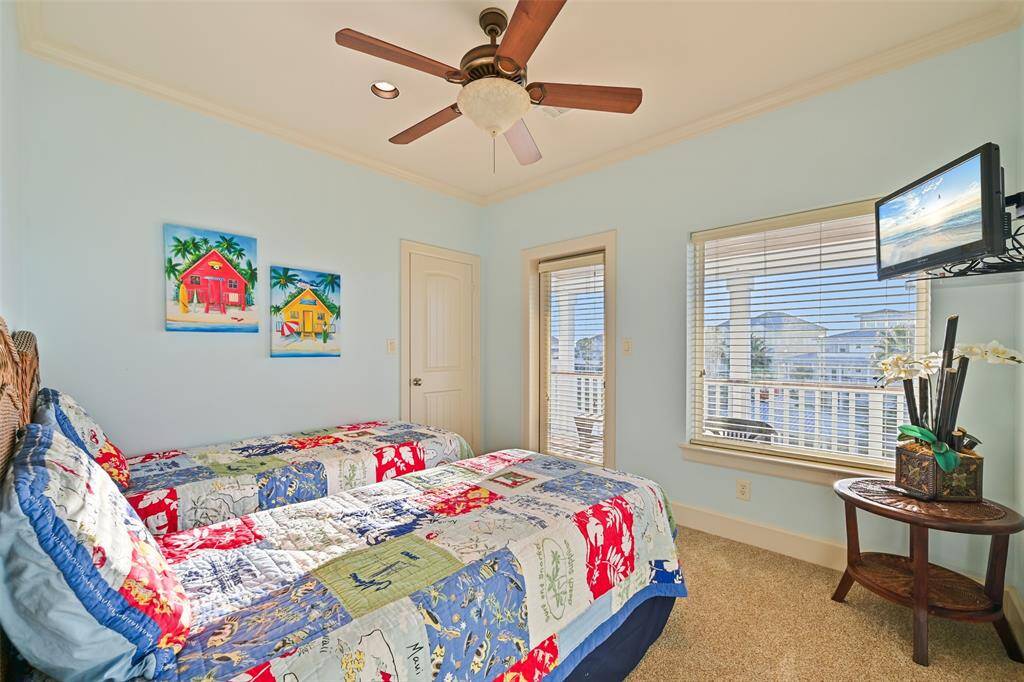 Guest bedroom that shares the Jack N Jill bathroom