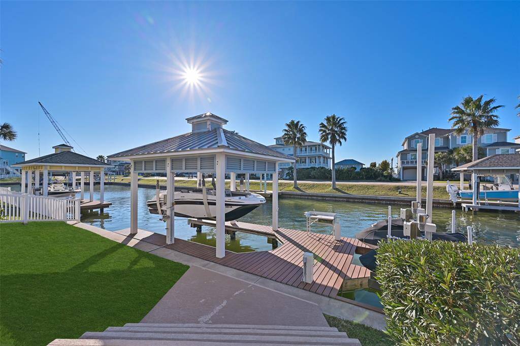 Boat lift with fish cleaning station