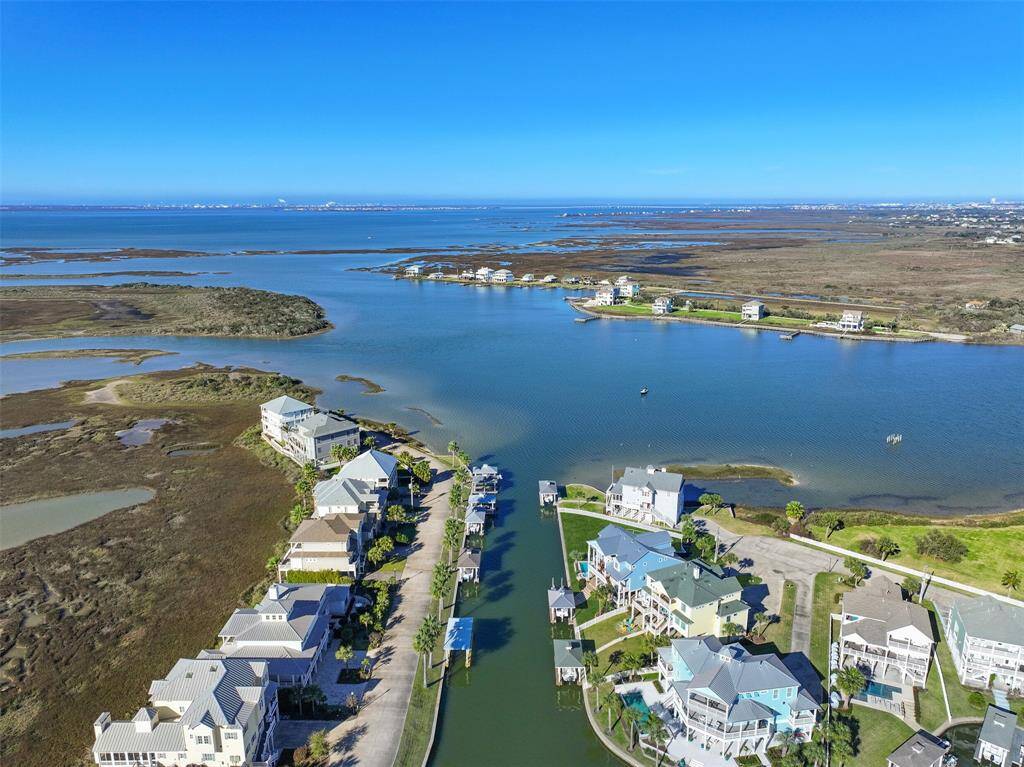 Situated at end of canal makes it quick and easy to get to the open bay