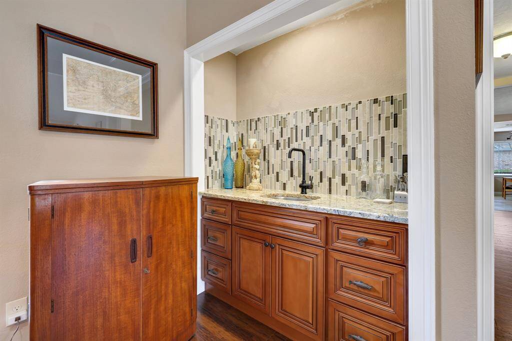 Wet bar in the large family room.   Perfect for entertaining.