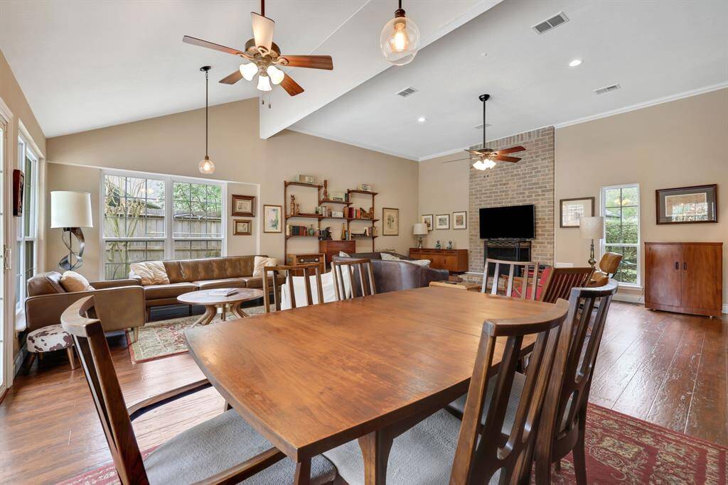 Living room/dining area
