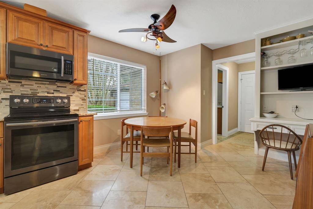 Kitchen breakfast area