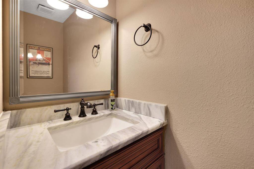 Powder room with easy access to the pool