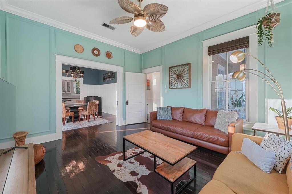 The kitchen - dining - living room flows effortlessly. Ideal for entertaining