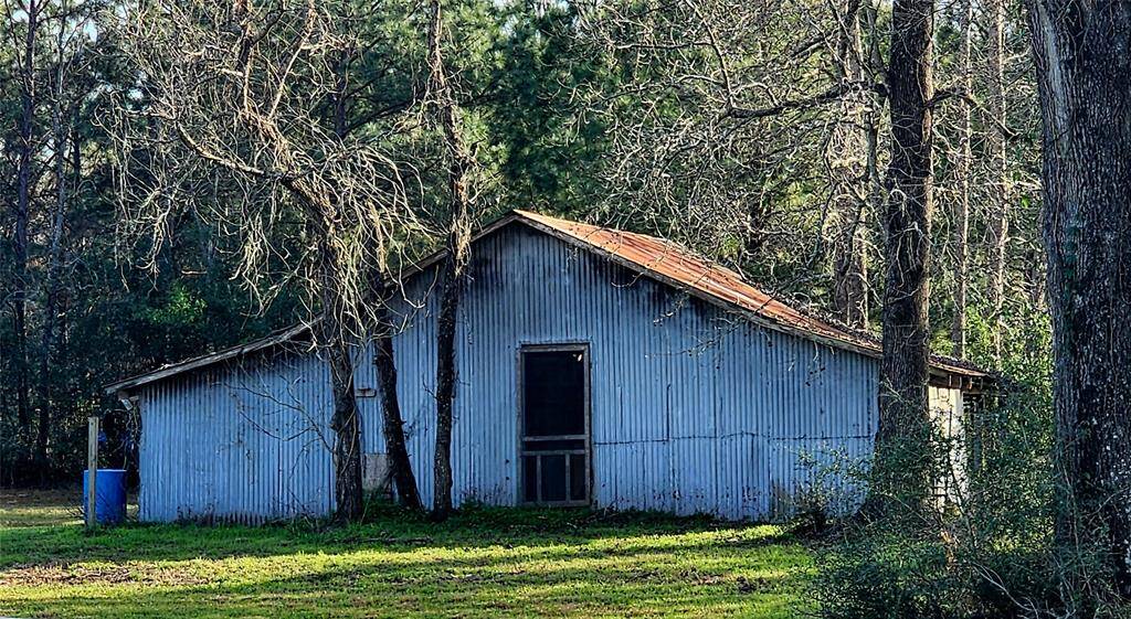 Spacious Barn - great for storage or keeping your animals warm & dry