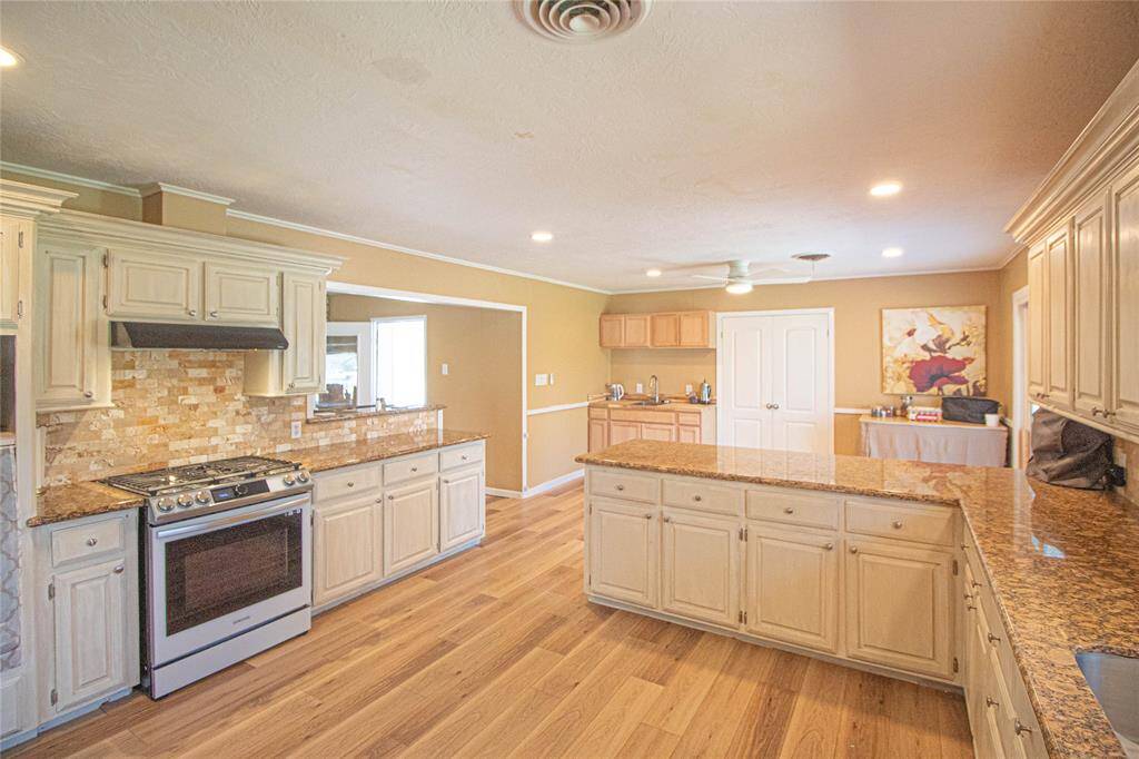 another view of this beautiful kitchen