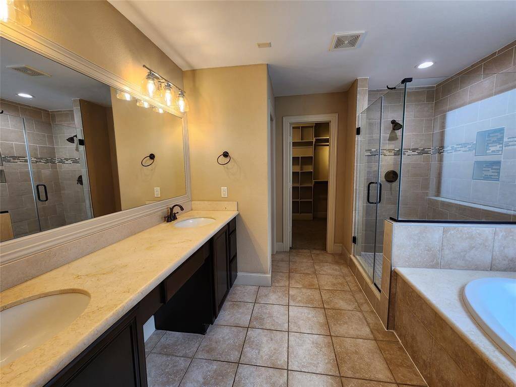 Full en-suite bathroom with another walk in closet