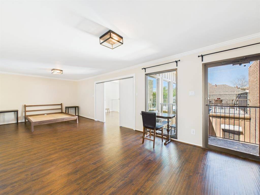 Very flexible room with balcony access.  Makes great seating area or study