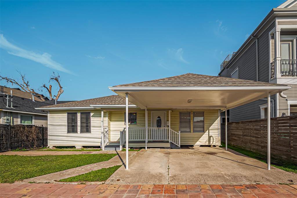 Charming one story home in the heart of the Heights! Walking distance to M-K-T and walking trails.