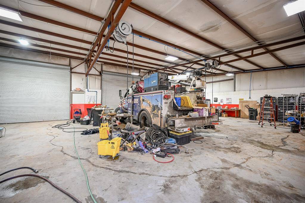 40x60 shop with full bath, and compressed air delivery system. no compressor.