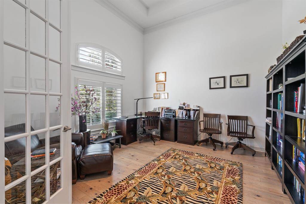 Discover a bright and vast home office, perfect for productivity and inspiration.