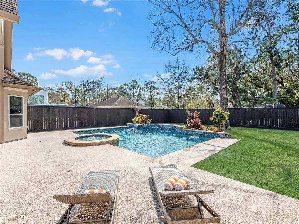Swim!  Sun!  Shade!  Barryknoll offers the best of all the 3!