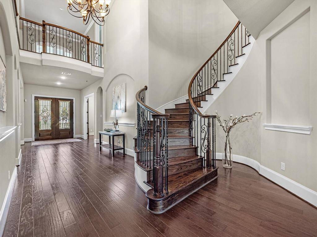 The Grand Hall features gorgeous lighting, high ceiling and plenty of wall space to showcase your art.