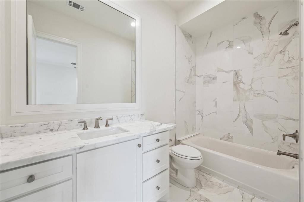 ...a captivating ensuite Bath.
