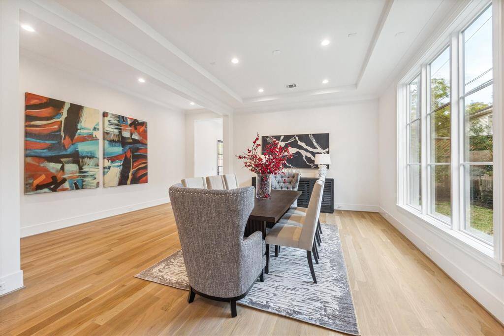 Linking the Entry to the living spaces is a long Gallery, a perfect spot for your art or your large scale furniture.