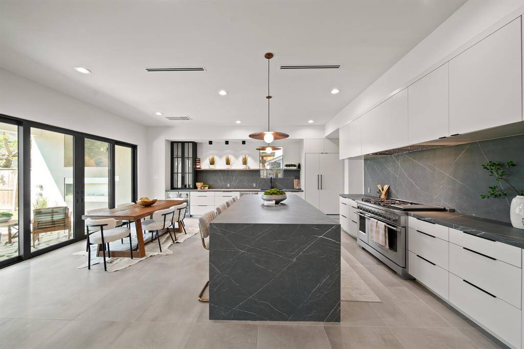 Modern Kitchen both functional and elegant. - Echo Custom Homes