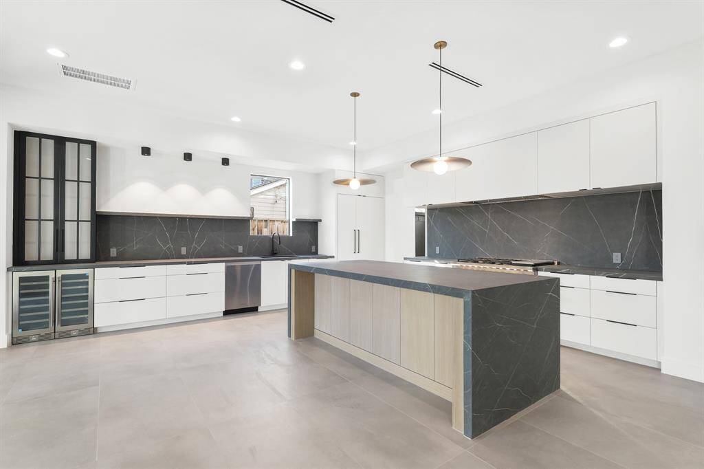 Modern Kitchen both functional and elegant. - Echo Custom Homes